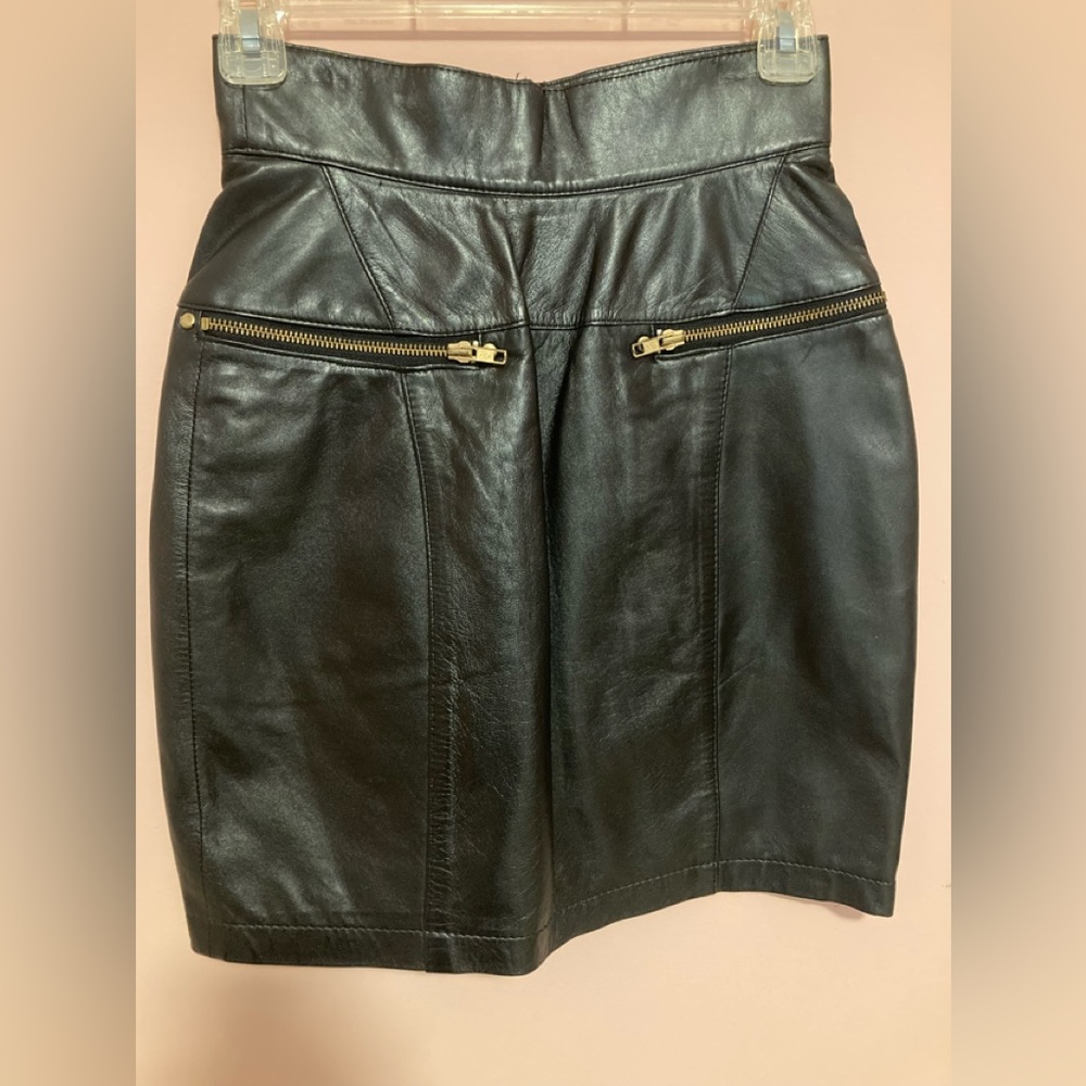 Tannery West soft leather, miniskirt, 2-pocket front, back zipper, size small